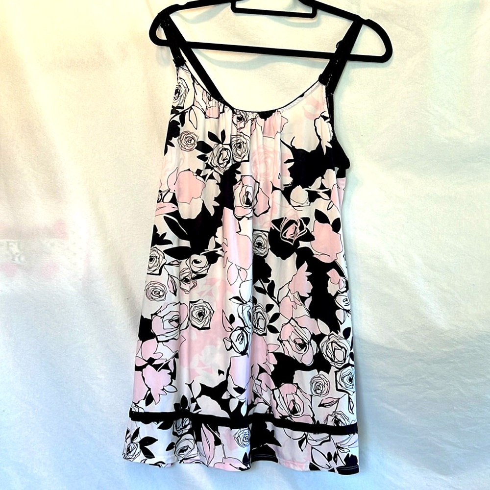 ⭐️ Studio Donatella vintage white pink & black chemise black elastic straps M
